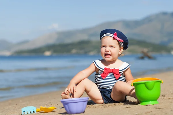 Kum ile kumsalda oynarken mayo mutlu sevimli kız — Stok fotoğraf