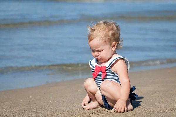 Portrait of crying girl in swimsuit on beach — Stock Photo, Image