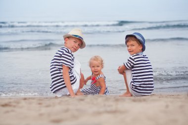 Mutlu kardeş ve küçük kardeş portre