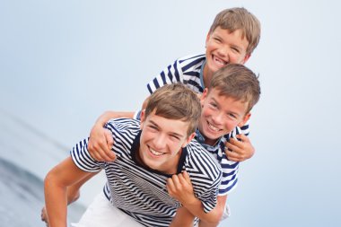 Deniz kenarında güzel mutlu aile portresi