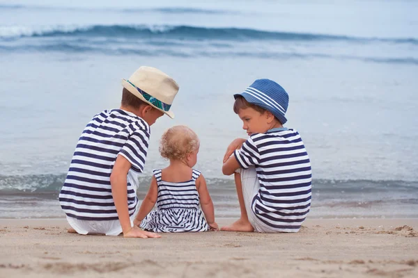 Portrait of happy brother and little sister — Stock Photo, Image