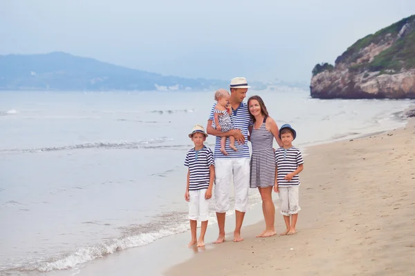 Портрет счастливой красивой семьи у моря — стоковое фото