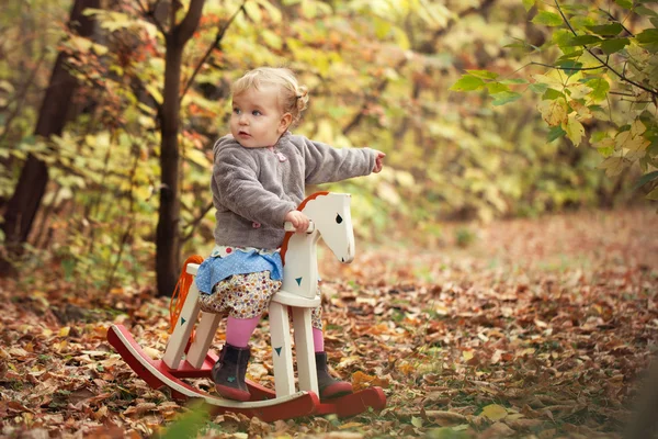 Pouco bonito menina bonita caminha no parque de outono — Fotografia de Stock