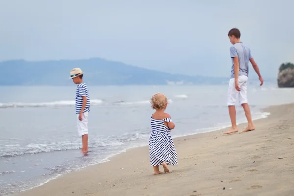 Piccola bella ragazza che cammina sulla riva del mare — Foto Stock