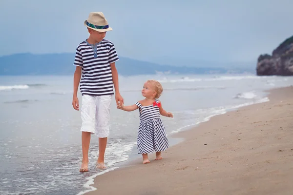 Szczęśliwy starszego brata i młodszą siostrę ładny, spacery nad morzem — Zdjęcie stockowe