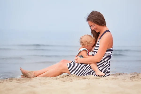 沿着海边走，幸福的母亲和小女儿 — 图库照片