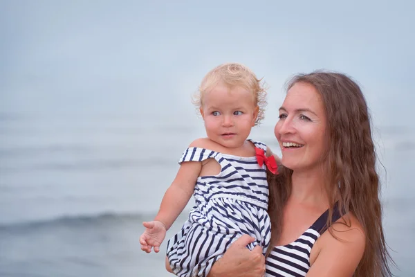 沿着海边走，幸福的母亲和小女儿 — 图库照片