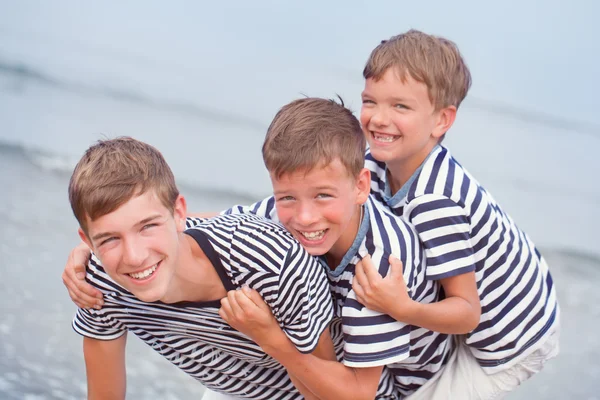 Retrato de família bonita feliz perto do mar — Fotografia de Stock