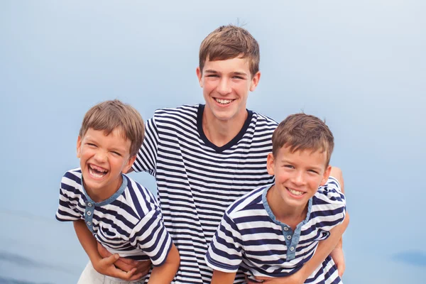 Porträt einer glücklichen, schönen Familie am Meer — Stockfoto