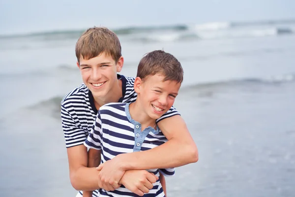 Portrait of Happy beautiful family near  sea — Stock Photo, Image