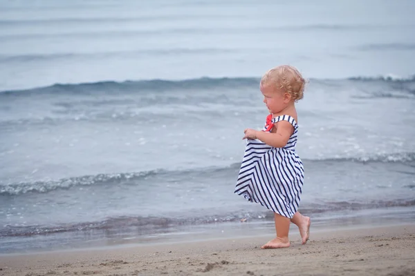 Mała Ślicznotka dziewczyna spaceru wzdłuż morza — Zdjęcie stockowe