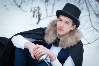 Rapier, açık olan yakışıklı elegantyoung adam