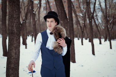 Rapier, açık olan yakışıklı elegantyoung adam