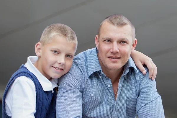 Porträt eines glücklichen Vaters und eines jugendlichen Jungen. — Stockfoto