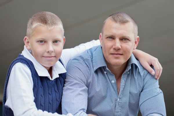 Portrait de père heureux et adolescent garçon . — Photo