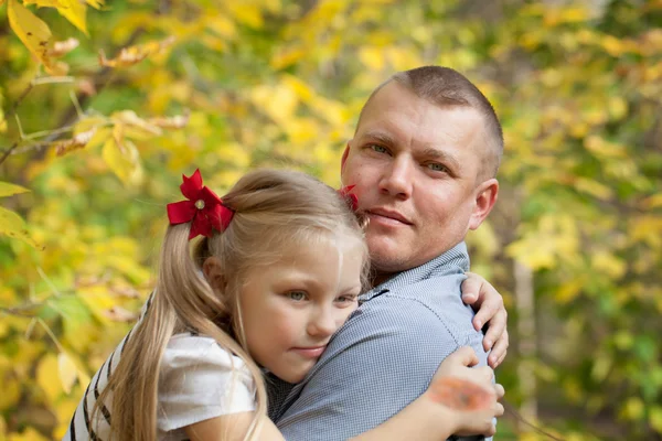 Portrait of happy father and daughter. — Stock Photo, Image