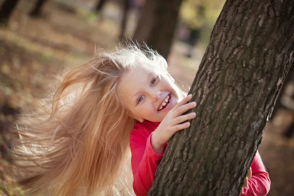 Πορτρέτο του όμορφος χαρούμενο κορίτσι με μακριά μαλλιά σε πάρκο φθινόπωρο, — Φωτογραφία Αρχείου