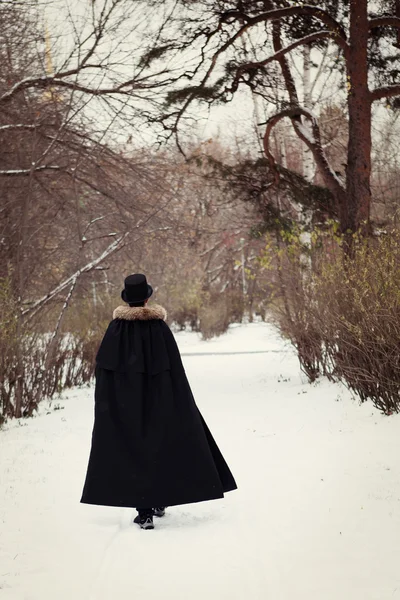 Hezký elegantyoung muž s rapírem, venkovní — Stock fotografie