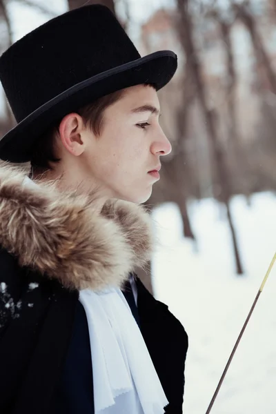 Hombre joven elegante guapo con estoque, al aire libre — Foto de Stock