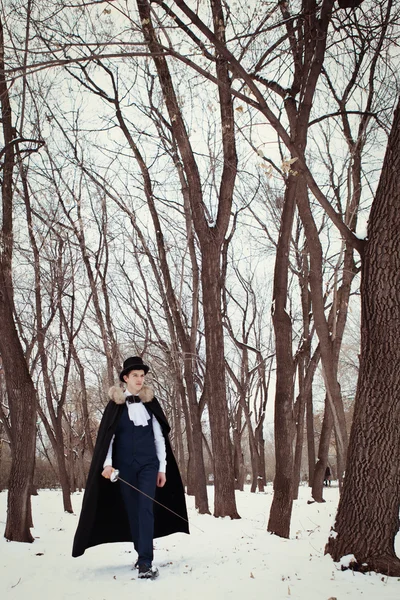剑杆织机，室外的英俊 elegantyoung 人 — 图库照片