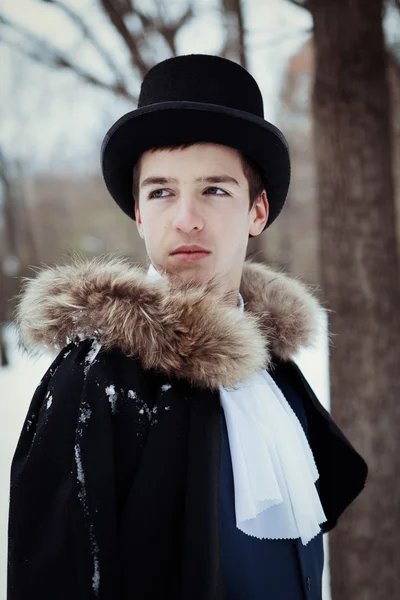 Hombre joven elegante guapo con estoque, al aire libre — Foto de Stock