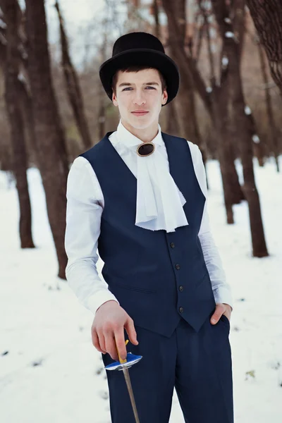 Hombre joven elegante guapo con estoque, al aire libre — Foto de Stock