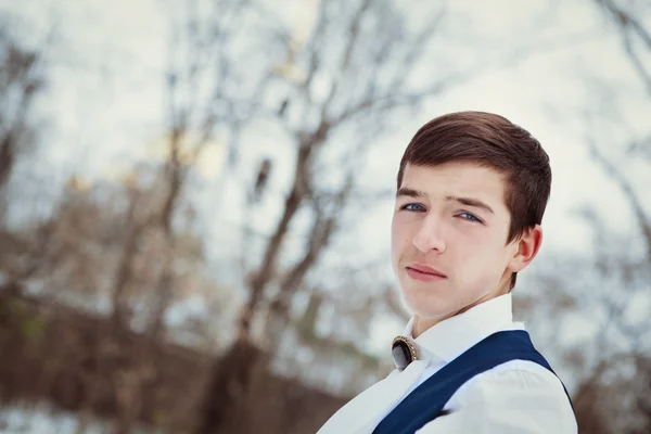 Schöner eleganter junger Mann mit Degen, im Freien — Stockfoto