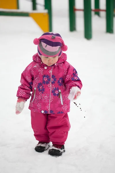 Little pretty girl feeds birds in winter snow park — Stock Photo, Image