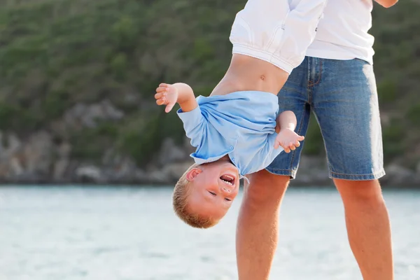 Açık havada küçük oğluyla mutlu genç Baba — Stok fotoğraf
