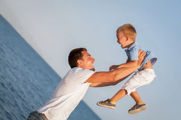 Счастливый молодой отец с маленьким сыном на открытом воздухе — стоковое фото