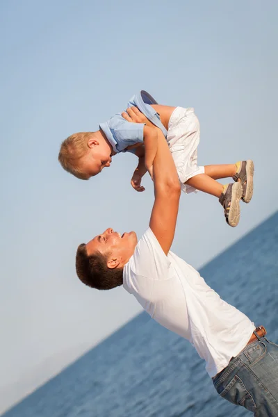 Glad ung pappa med lille son utomhus — Stockfoto