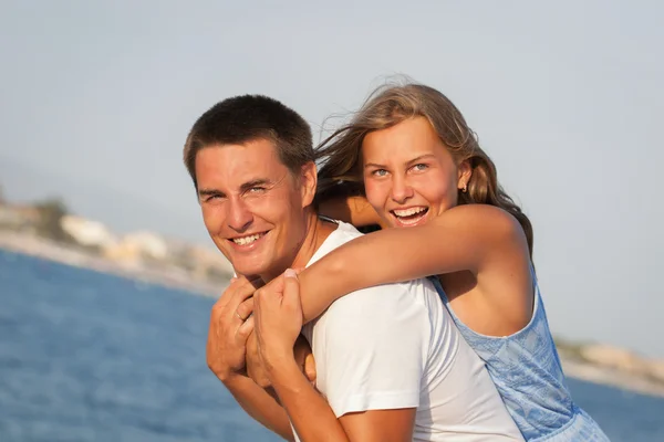 Gelukkig vader en zijn dochter op strand — Stockfoto