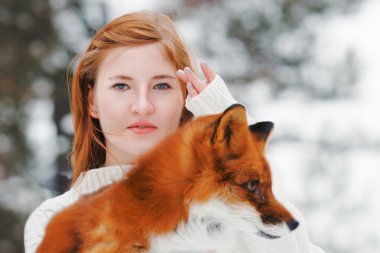 Kızıl Tilki yürüyüş ile güzel kız