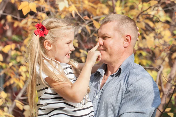 幸せな父と娘の肖像画. — ストック写真