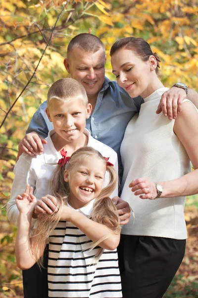 Retrato de família feliz com dois filhos — Fotografia de Stock