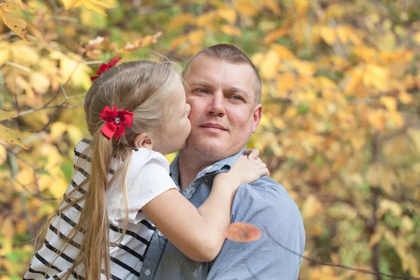 Retrato de pai e filha felizes . — Fotografia de Stock