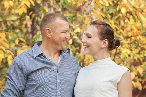 Feliz marido abrazando esposa en el parque de otoño — Foto de Stock