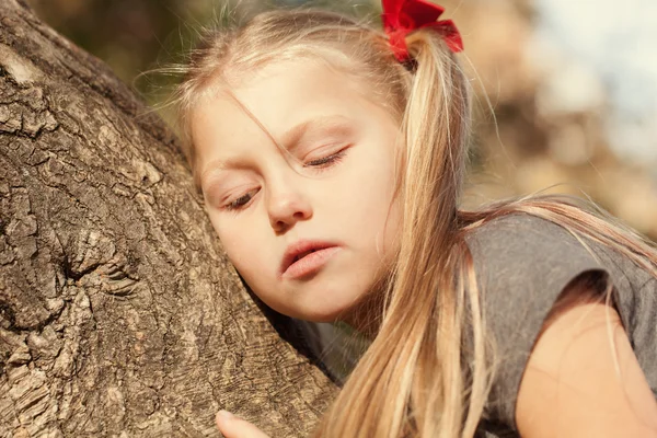 Retrato de menina alegre bonito no parque de outono , — Fotografia de Stock