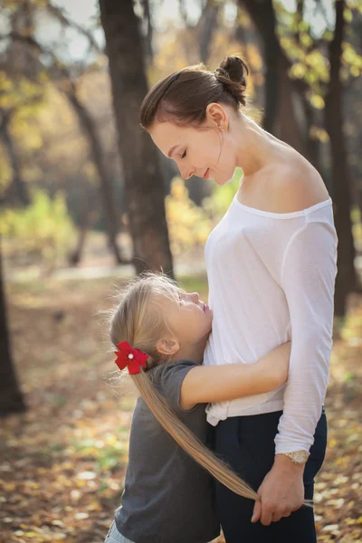 Retrato de madre e hija felices. —  Fotos de Stock