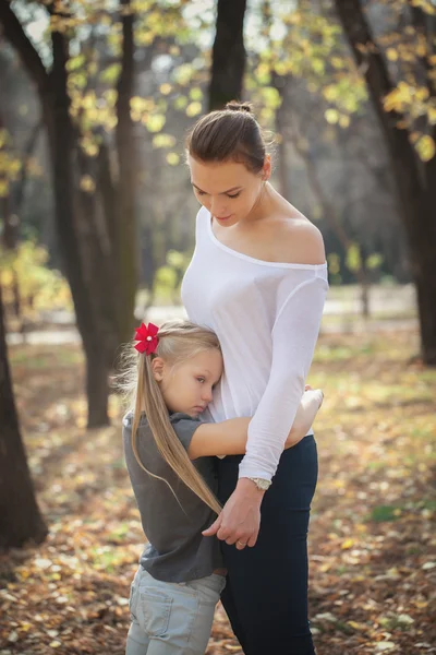 Retrato de madre e hija felices. —  Fotos de Stock