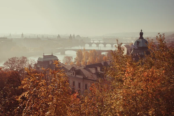 Vista panorámica de los puentes sobre el río Moldava y del centro histórico de Praga — Foto de Stock