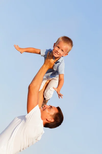 Glad ung pappa med lille son utomhus — Stockfoto