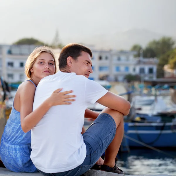 Glücklicher Vater und seine Tochter am Strand — Stockfoto