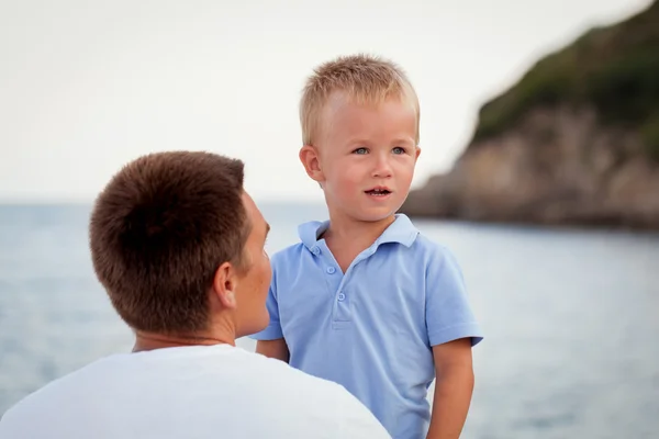 Feliz padre joven con su pequeño hijo al aire libre — Foto de Stock