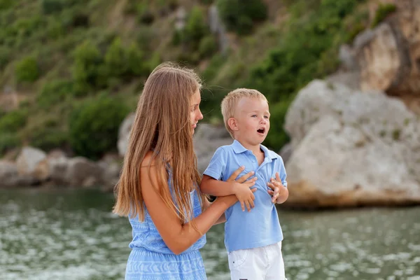 Portrait d'heureuse jolie grande sœur et petit frère — Photo