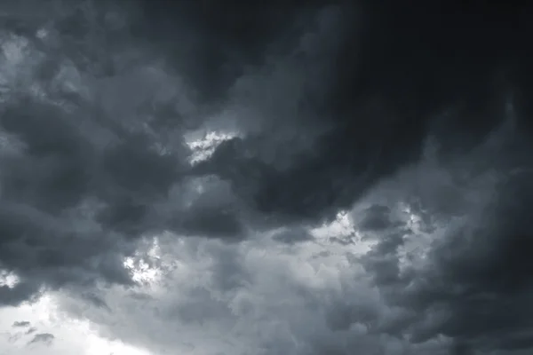 Beau ciel orageux avec nuages — Photo