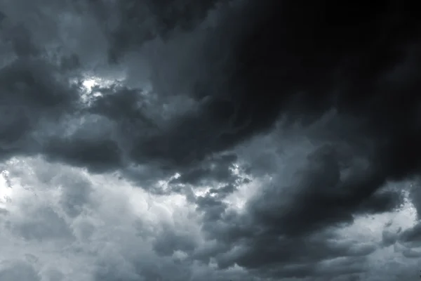 Beau ciel orageux avec nuages — Photo