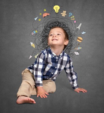 Küçük çocuk gülümsüyor