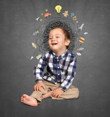 Küçük çocuk gülümsüyor