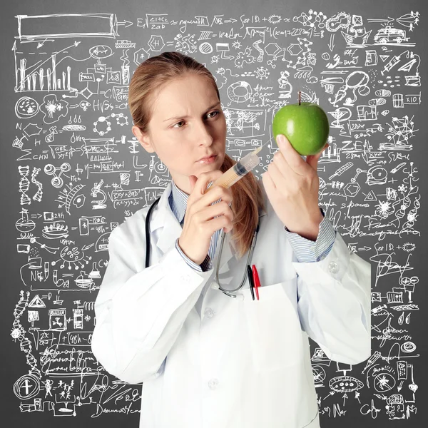 Científica mujer con manzana —  Fotos de Stock